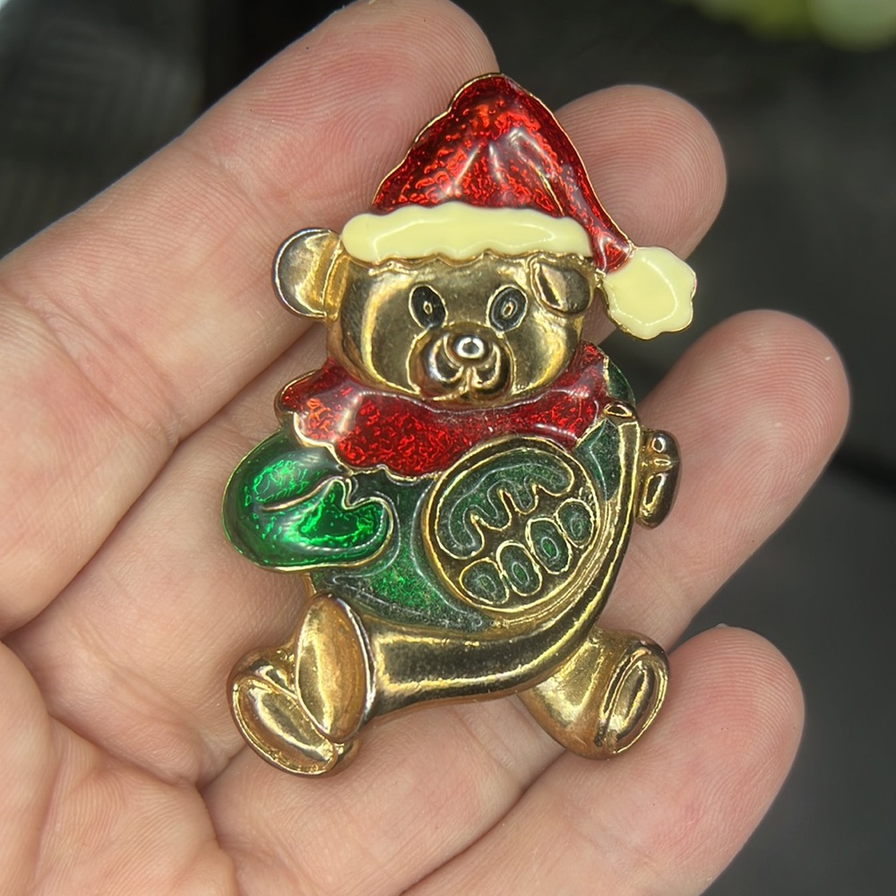 VINTAGE ENAMELED CHRISTMAS BEAR BROOCH GOLD TONE RED GREEN